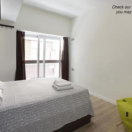 Gracia City Hostel Barcelona Kültér fotó A bedroom at the hotel