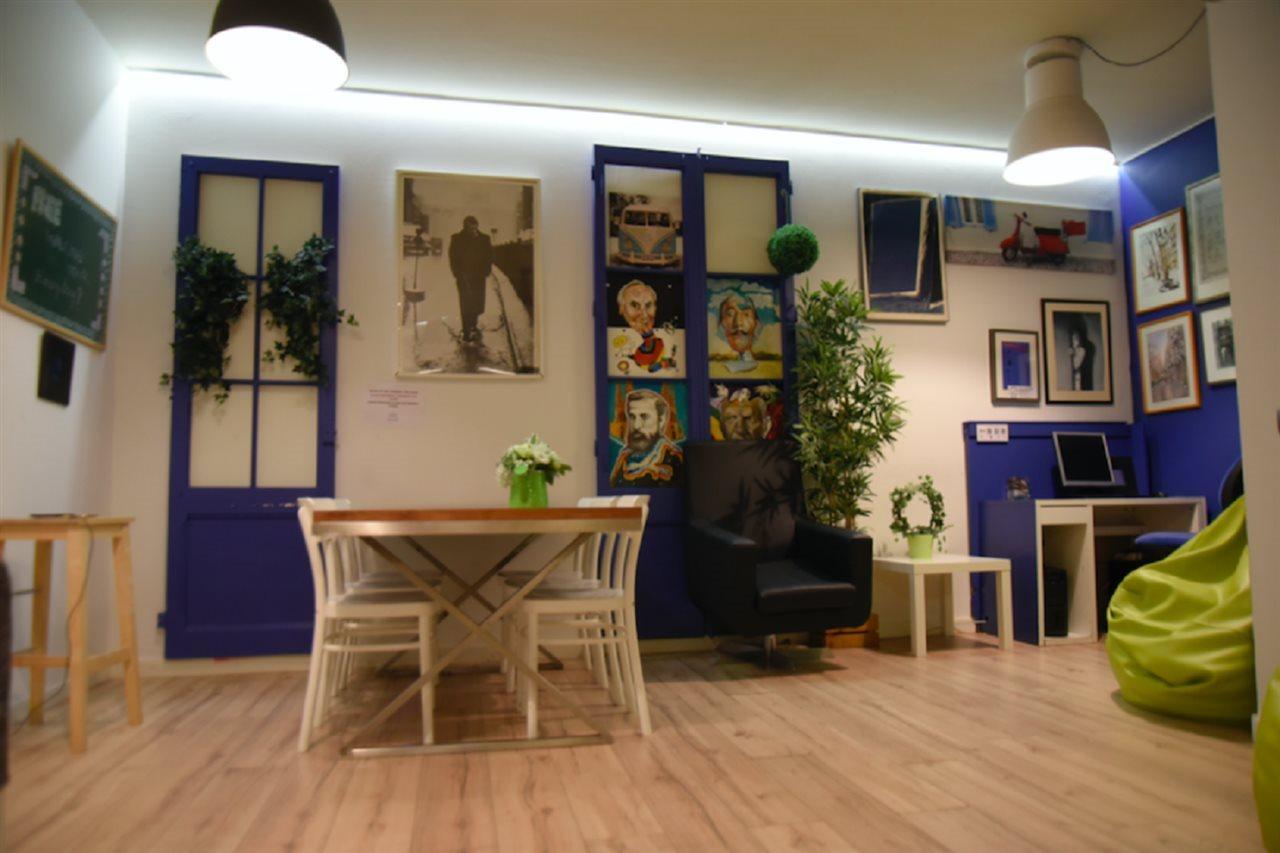 Gracia City Hostel Barcelona Kültér fotó The library