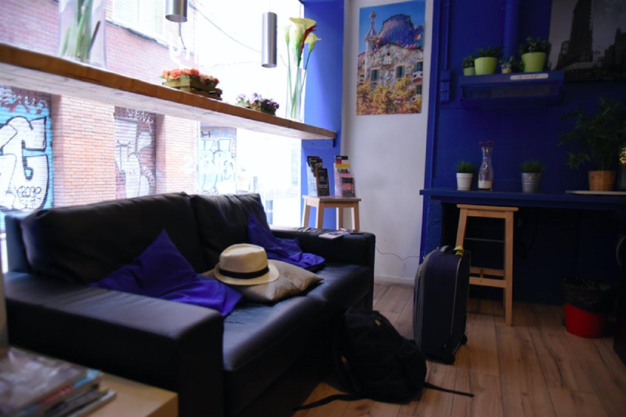 Gracia City Hostel Barcelona Kültér fotó The interior of a typical micro apartment in Paris
