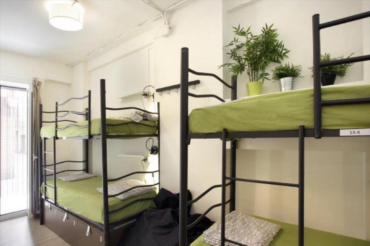 Gracia City Hostel Barcelona Kültér fotó A typical capsule hotel room