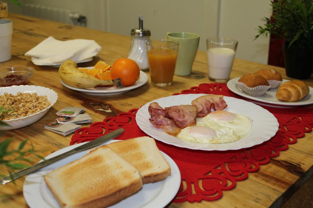 Gracia City Hostel Barcelona Kültér fotó A traditional Brazilian breakfast