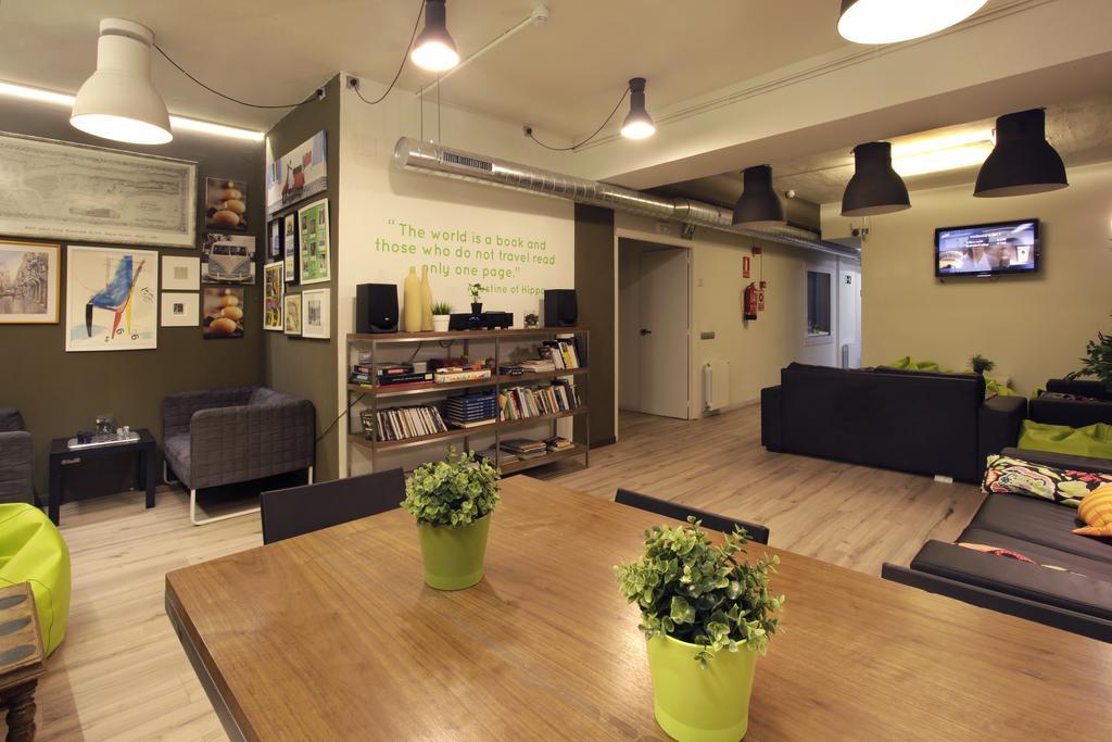 Gracia City Hostel Barcelona Kültér fotó The library