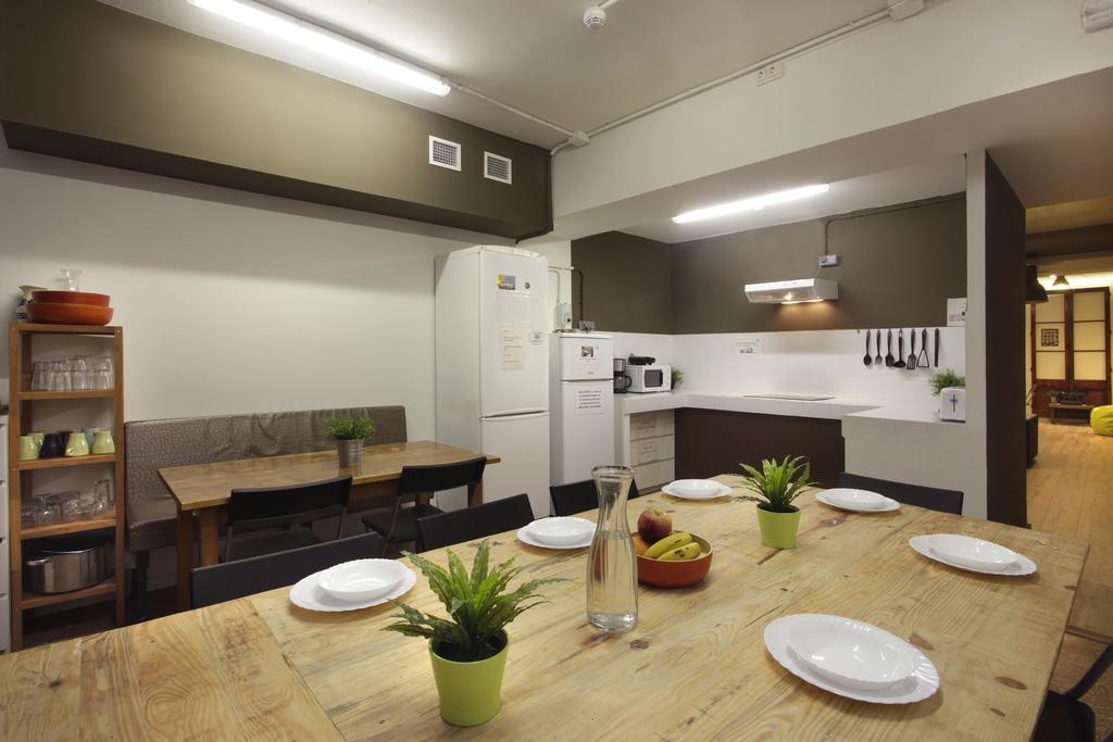 Gracia City Hostel Barcelona Kültér fotó The kitchen in a typical apartment
