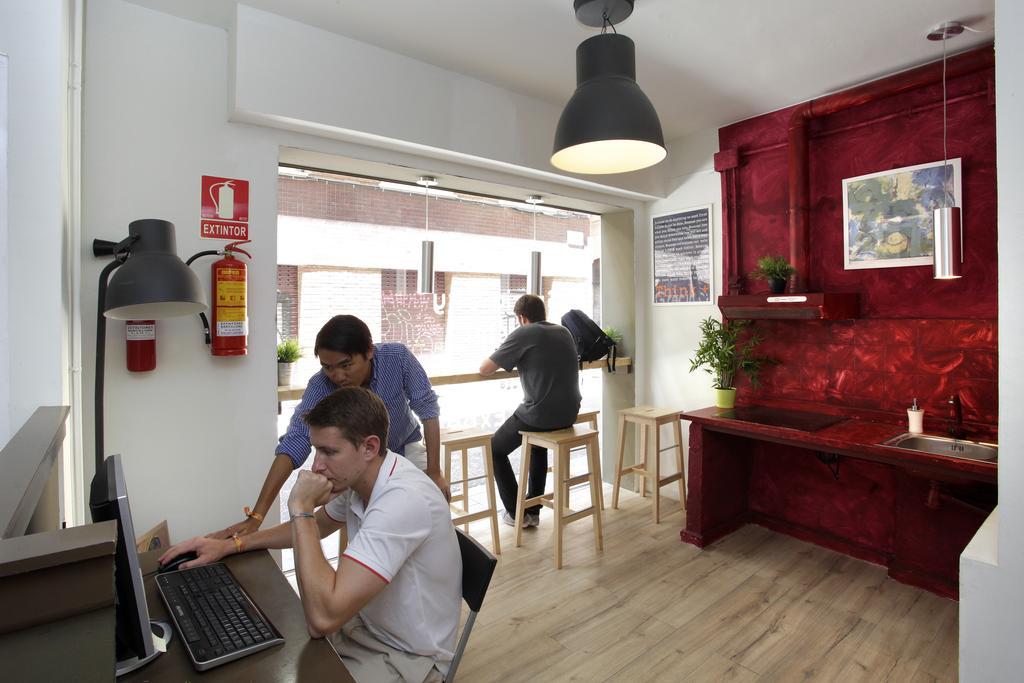 Gracia City Hostel Barcelona Kültér fotó The interior of the library