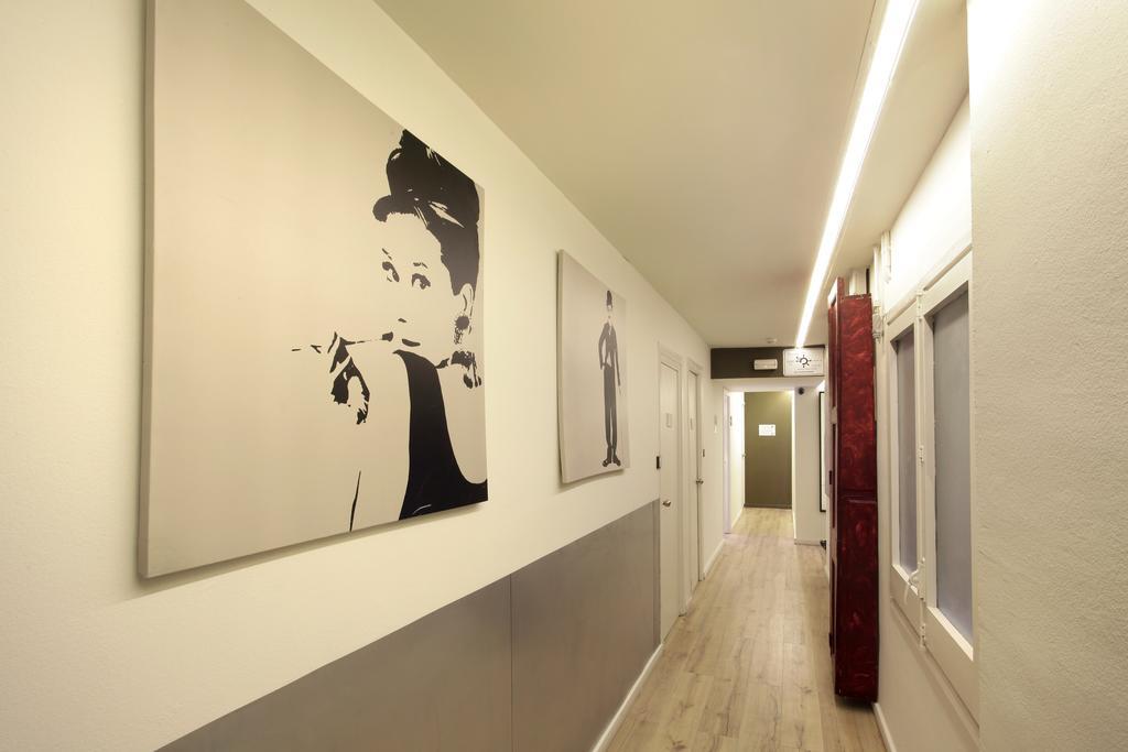 Gracia City Hostel Barcelona Kültér fotó Interior of the building