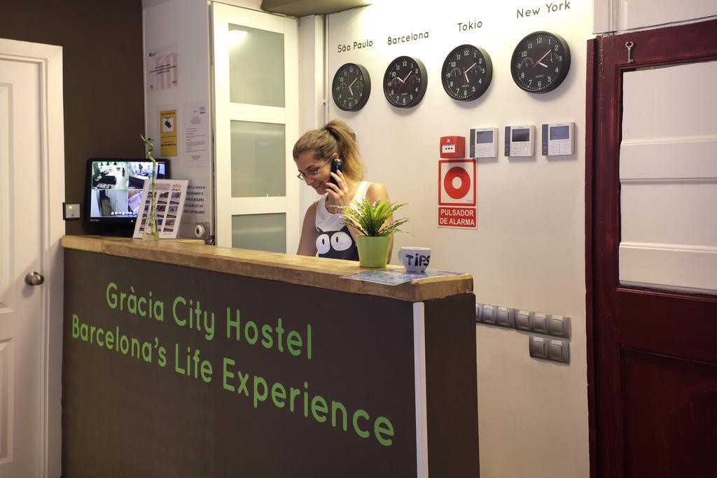 Gracia City Hostel Barcelona Kültér fotó Reception desk at a hostel in Barcelona, Spain