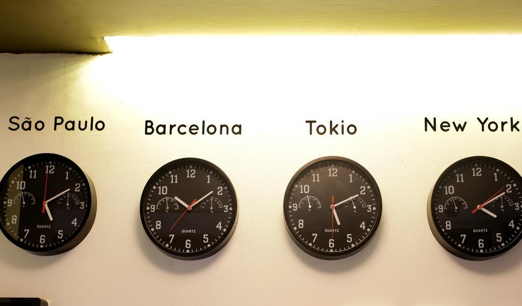 Gracia City Hostel Barcelona Kültér fotó Clocks showing the time in São Paulo, Barcelona, Tokyo and New York