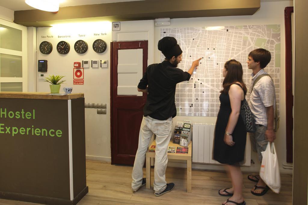 Gracia City Hostel Barcelona Kültér fotó Hostel Experience