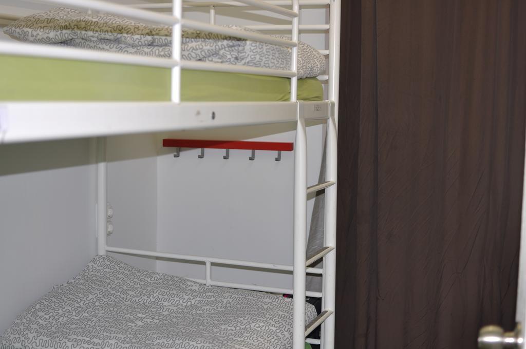 Gracia City Hostel Barcelona Kültér fotó A bunk bed with a ladder