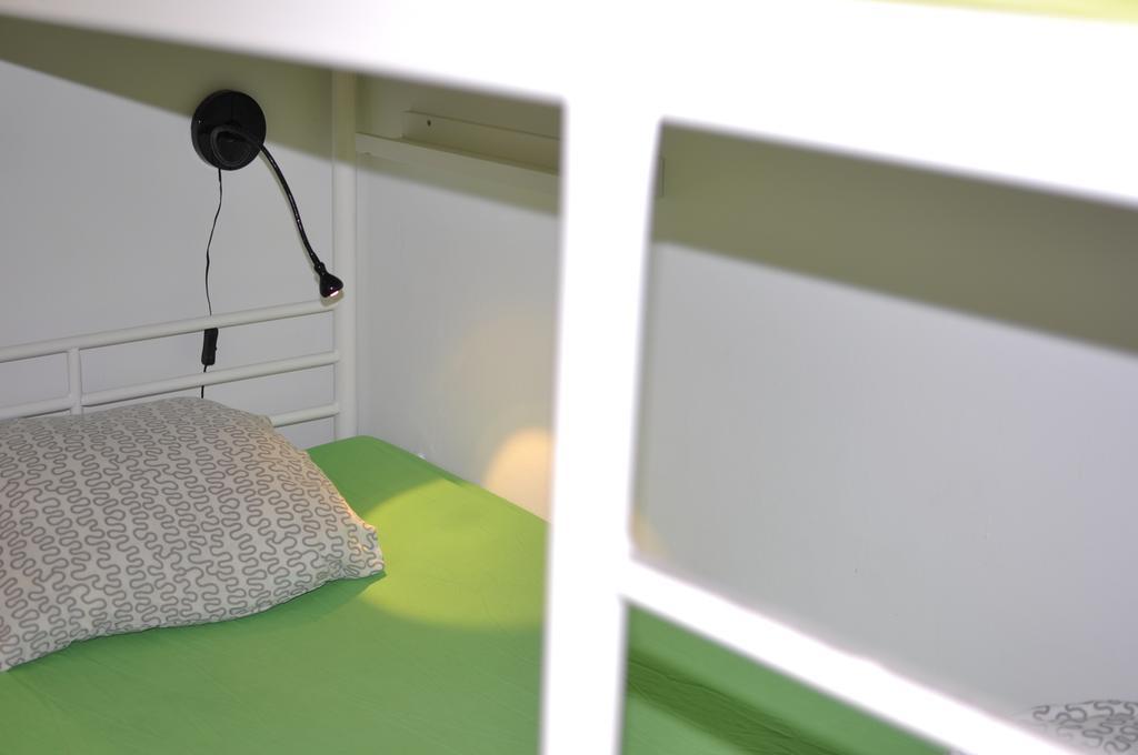 Gracia City Hostel Barcelona Kültér fotó A microphone on a computer