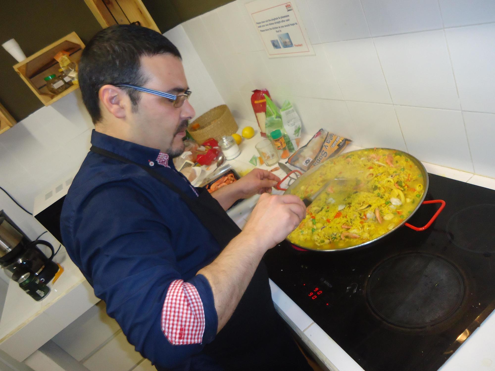 Gracia City Hostel Barcelona Kültér fotó A paella being stirred