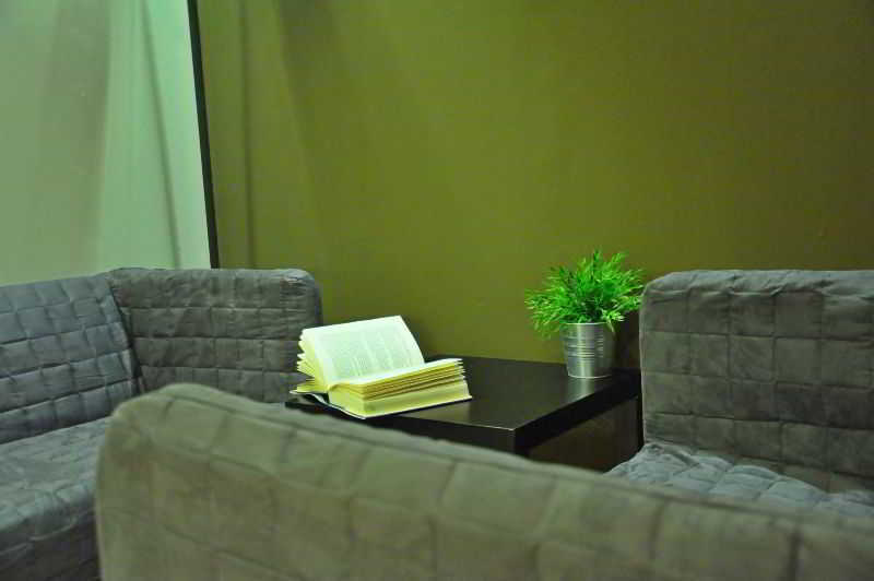 Gracia City Hostel Barcelona Kültér fotó A room at the library