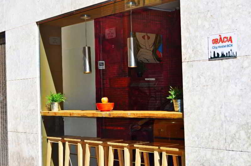 Gracia City Hostel Barcelona Kültér fotó A typical bar in Gràcia