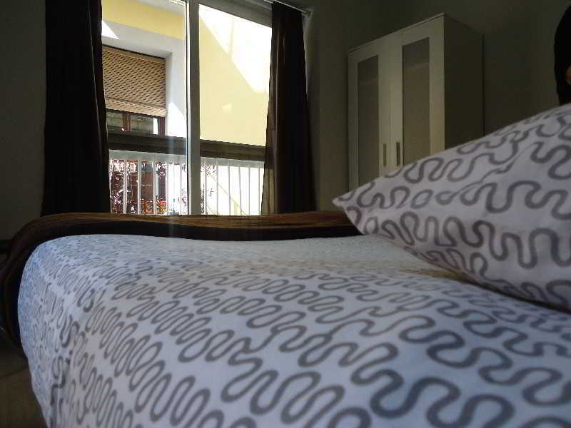 Gracia City Hostel Barcelona Kültér fotó A bed
