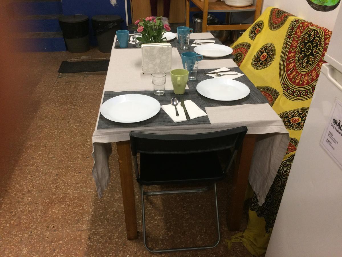 Gracia City Hostel Barcelona Kültér fotó A table set for a meal