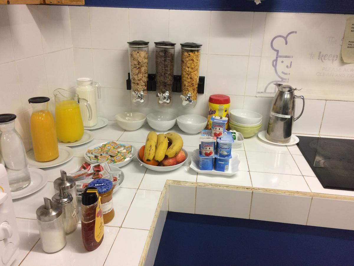 Gracia City Hostel Barcelona Kültér fotó A typical breakfast buffet