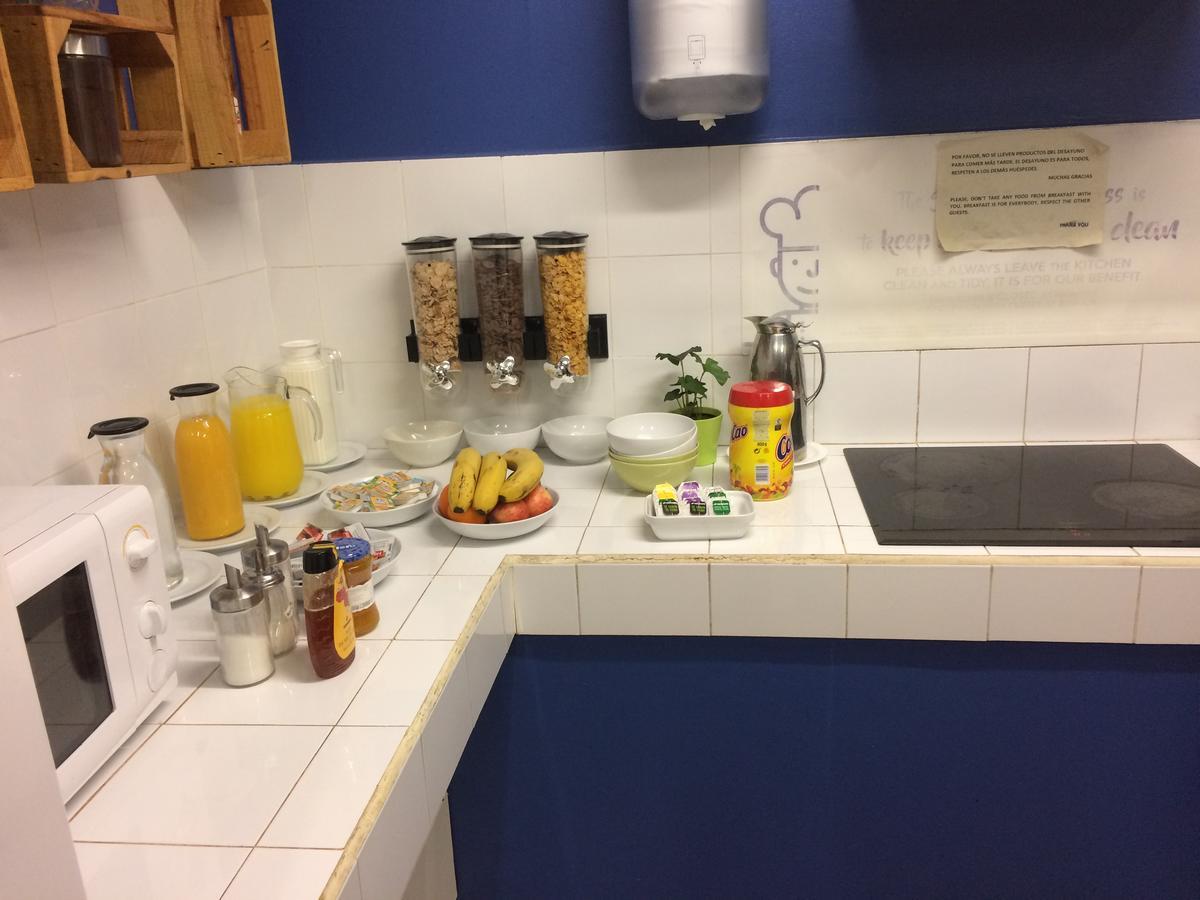 Gracia City Hostel Barcelona Kültér fotó A typical breakfast buffet at a hotel