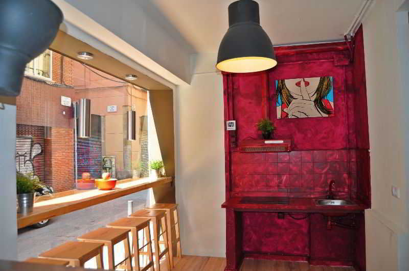 Gracia City Hostel Barcelona Kültér fotó A kitchen in a micro apartment