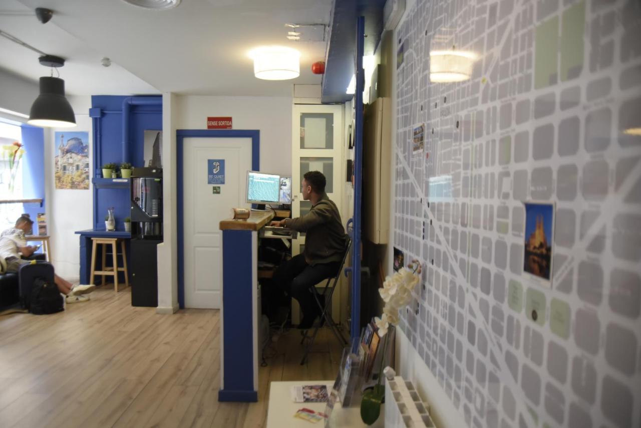 Gracia City Hostel Barcelona Kültér fotó The reception area of the hostel