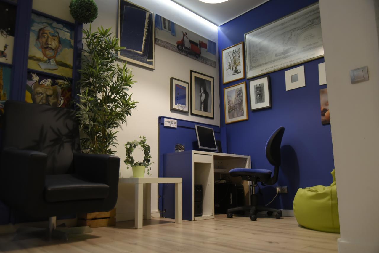 Gracia City Hostel Barcelona Kültér fotó The library
