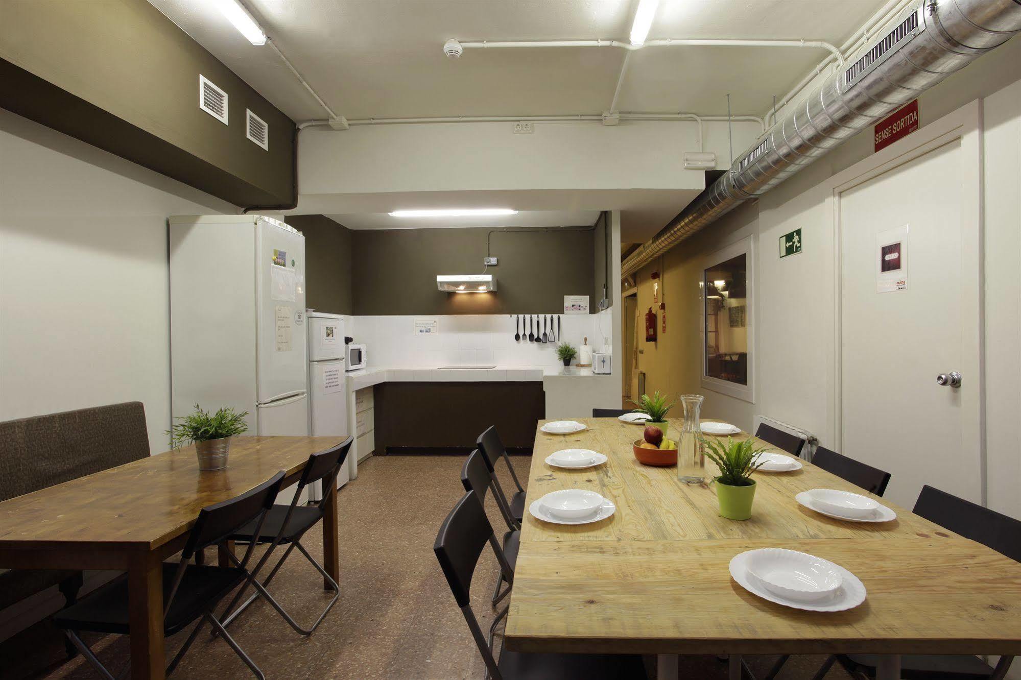 Gracia City Hostel Barcelona Kültér fotó The kitchen and dining room at the new hostel