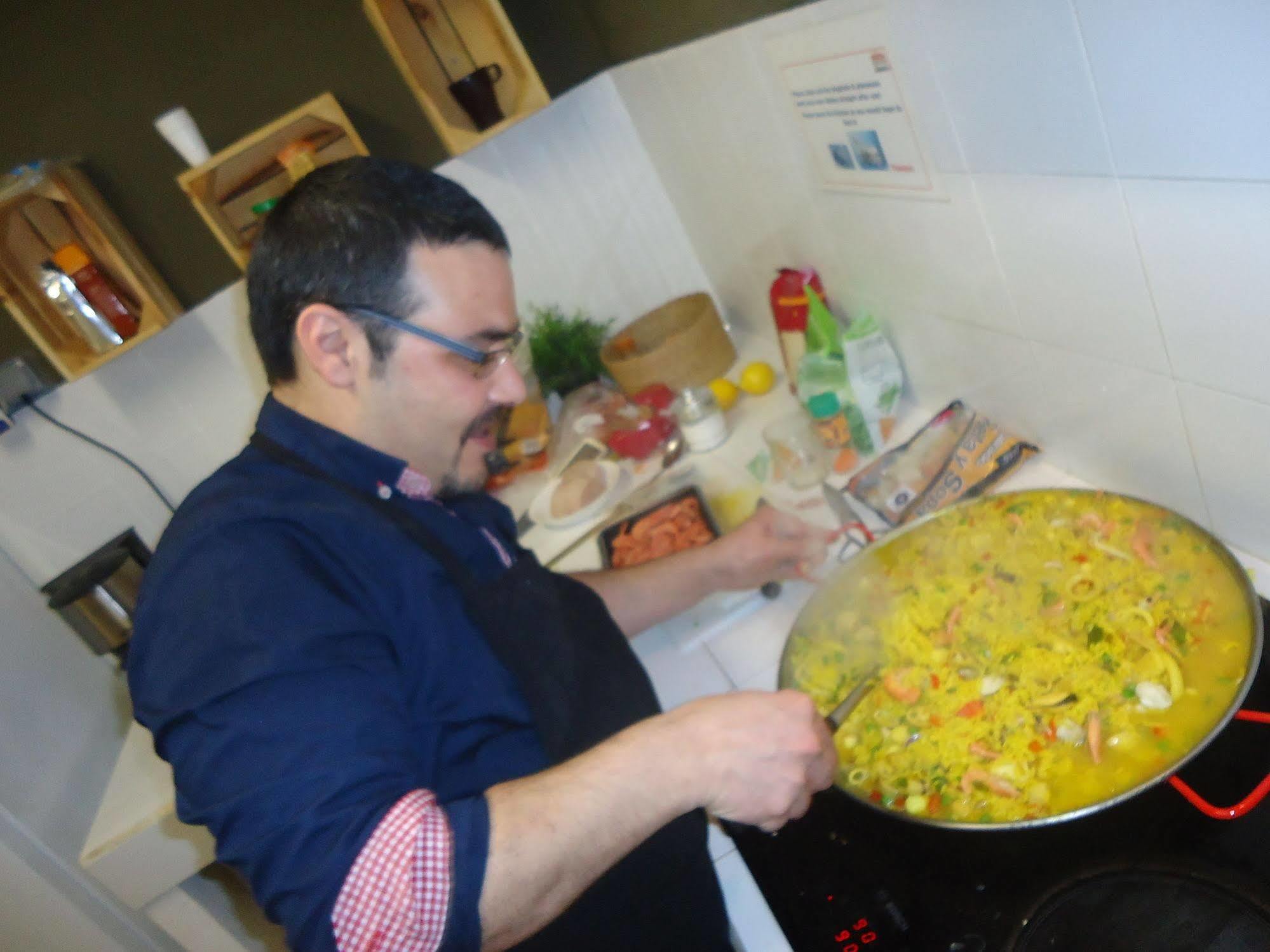 Gracia City Hostel Barcelona Kültér fotó A paella being cooked