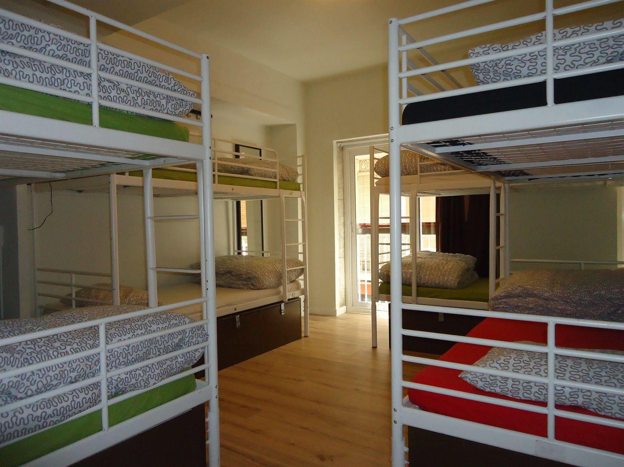 Gracia City Hostel Barcelona Kültér fotó Hostel in Barcelona