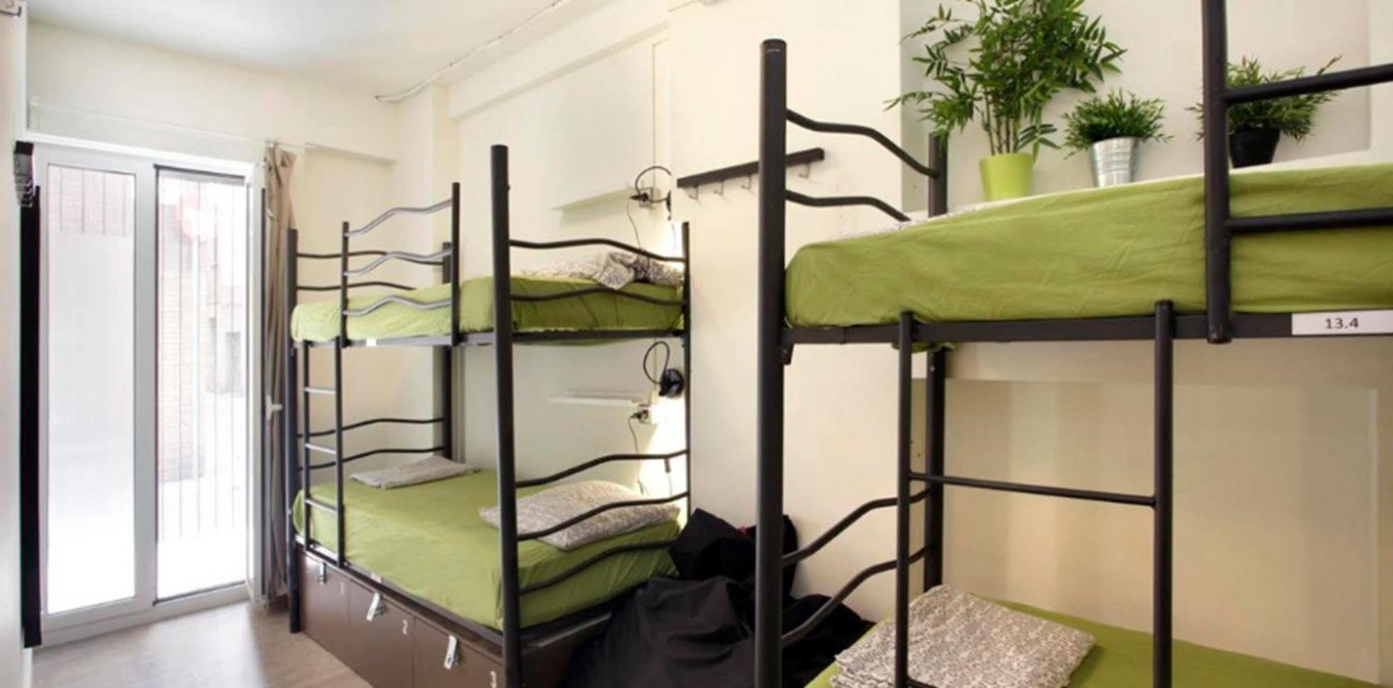 Gracia City Hostel Barcelona Kültér fotó Hostel beds
