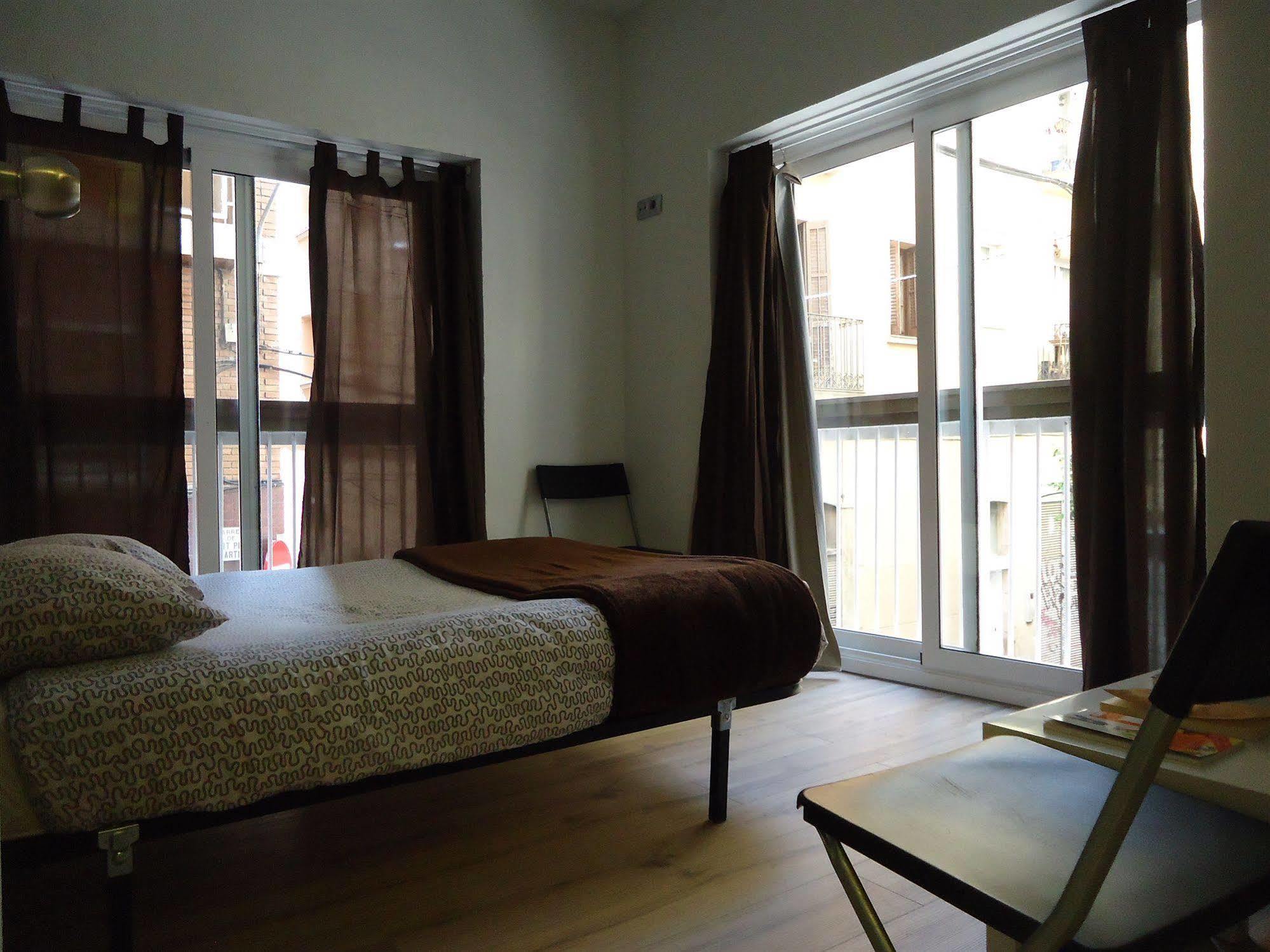 Gracia City Hostel Barcelona Kültér fotó A bedroom in a typical apartment