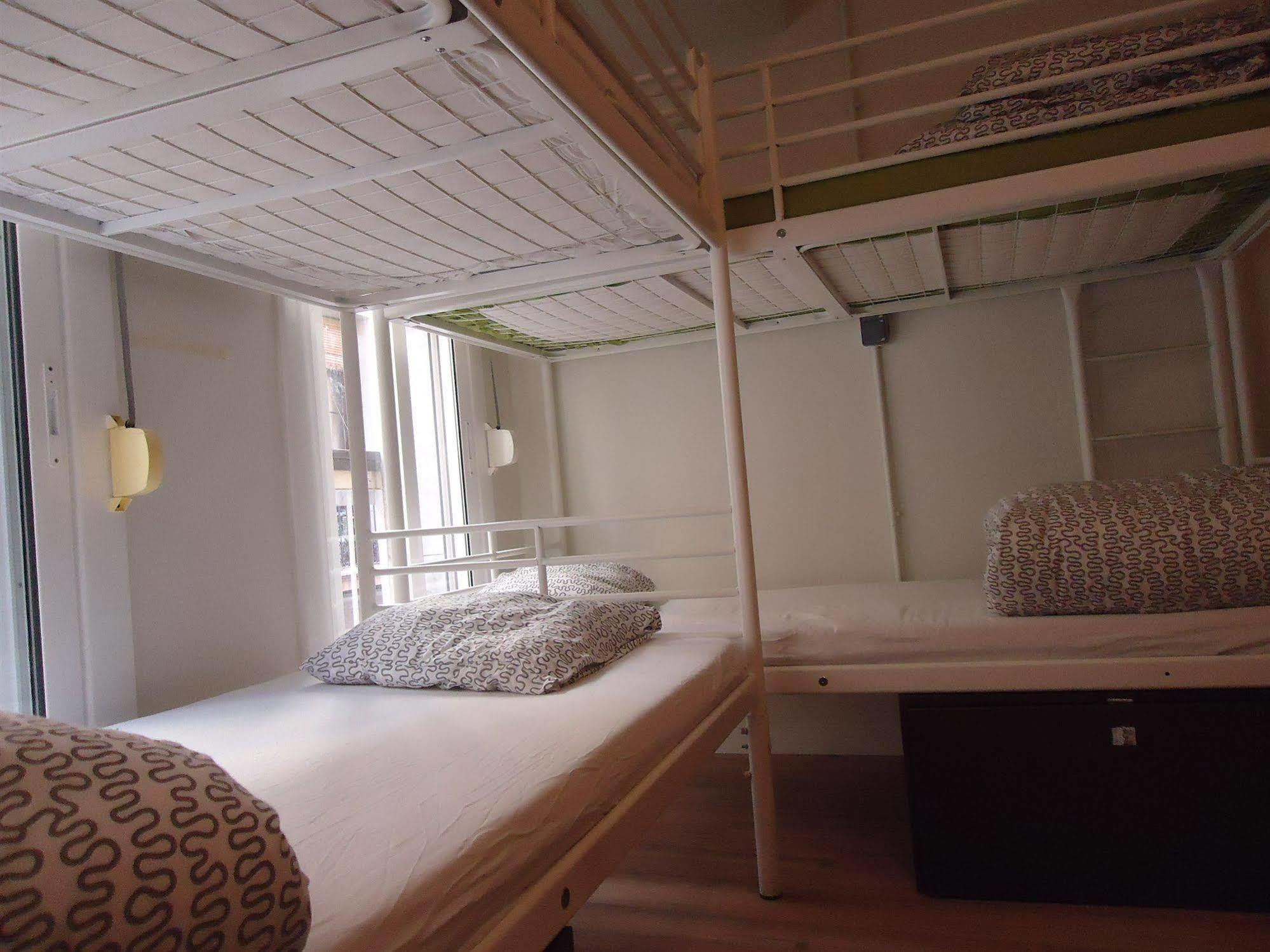 Gracia City Hostel Barcelona Kültér fotó A bunk bed