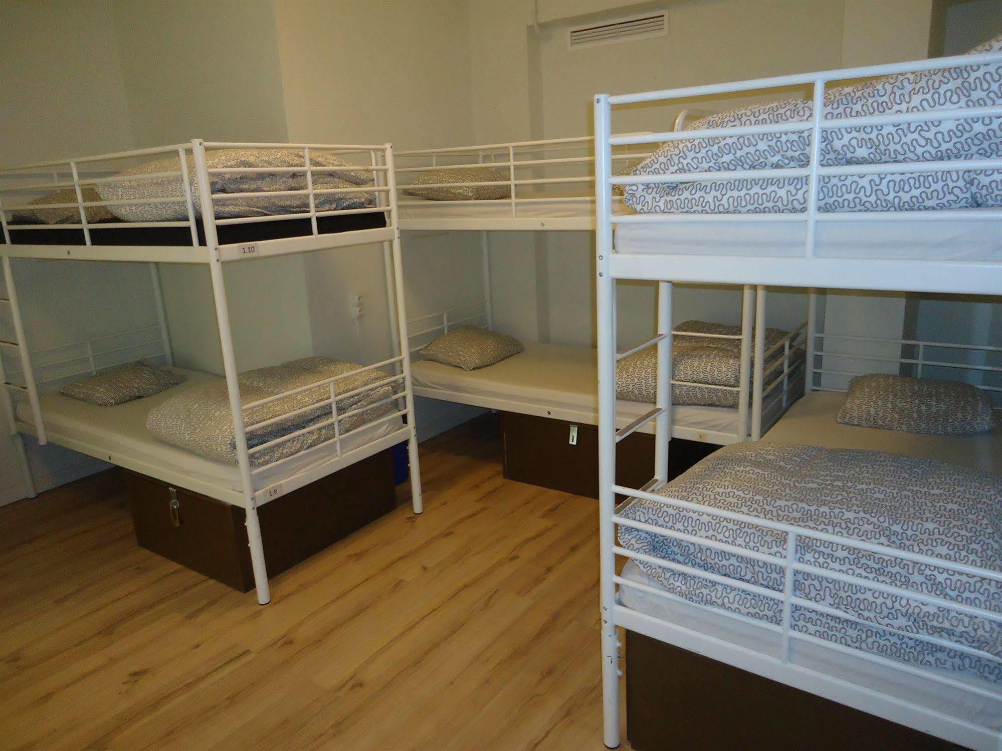 Gracia City Hostel Barcelona Kültér fotó A typical hostel room