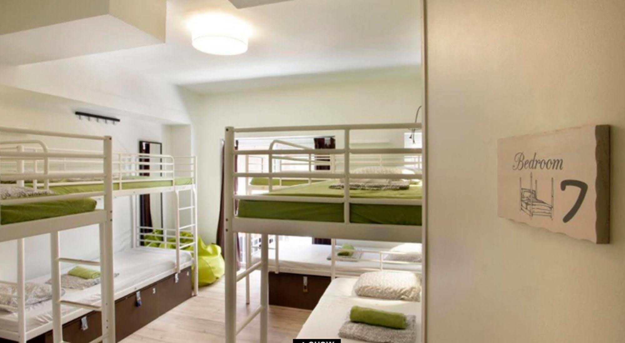 Gracia City Hostel Barcelona Kültér fotó Hostel room in Barcelona, Spain